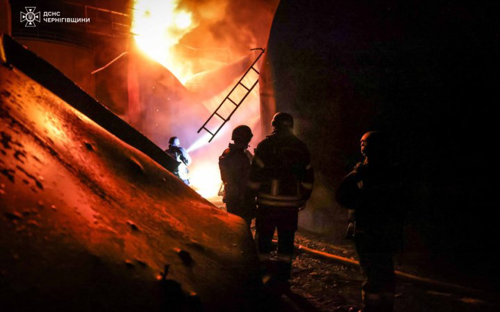 Росіяни вдарили по об'єкту критичної інфраструктури на Чернігівщині, постраждали рятувальники