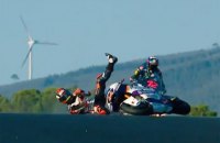 Мотогонщик, который упал, чудом не попал под колеса соперников во время квалификации Moto2