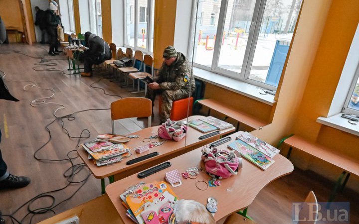 Освітня омбудсменка: педагогів незаконно змушують чергувати в укриттях і пунктах незламності