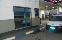 В Киеве грабитель вынес с автозаправки кассовый аппарат