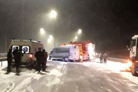 На Рівненщині на трасі "Київ-Чоп" зіткнулися маршрутка та снігоочисна машина 