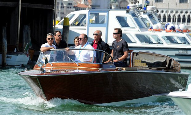 Джордж Клуни прибывает на остров Лидо, чтобы представить журналистам и зрителям фильм Гравитация