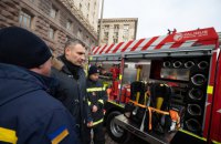 Кличко передал столичным спасателям новые автомобили для тушения пожаров в густонаселенных районах и новое снаряжение