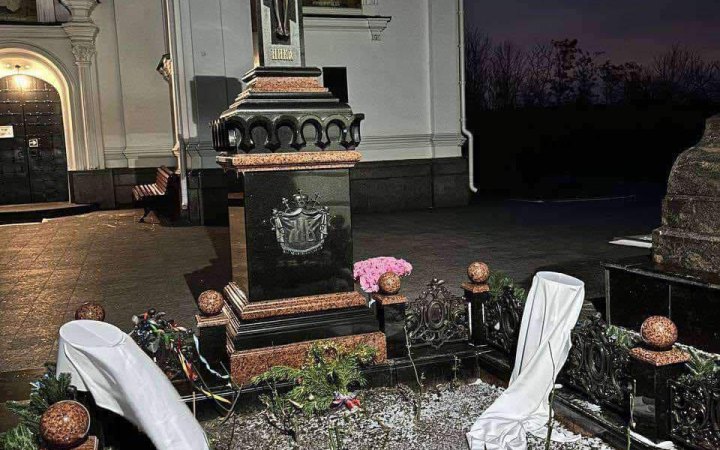 Правоохоронці розслідують наругу над могилою ексглави УПЦ Володимира (Сабодана) у Києві. Назвали підозрюваних