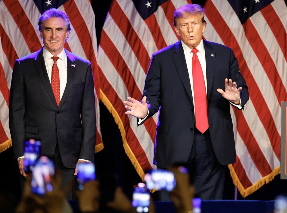 Дональд Трамп і Даг Бургум на передвиборчій вечірці в Лас-Вегасі, штат Невада, США, 8 лютого 2024 р.
