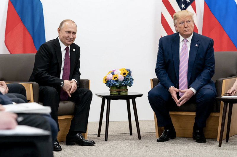 Президент РФ Путін та президент США Дональд Трамп під час двосторонньої зустрічі на саміті Великої двадцятки в
Осаці, Японія, у 2019 році. 