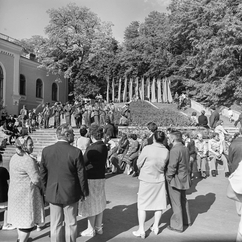 Київ святкує 1500-річчя, військовий духовий оркестр грає перед входом до Піонерського (Хрещатого) парку. Травень 1982
року