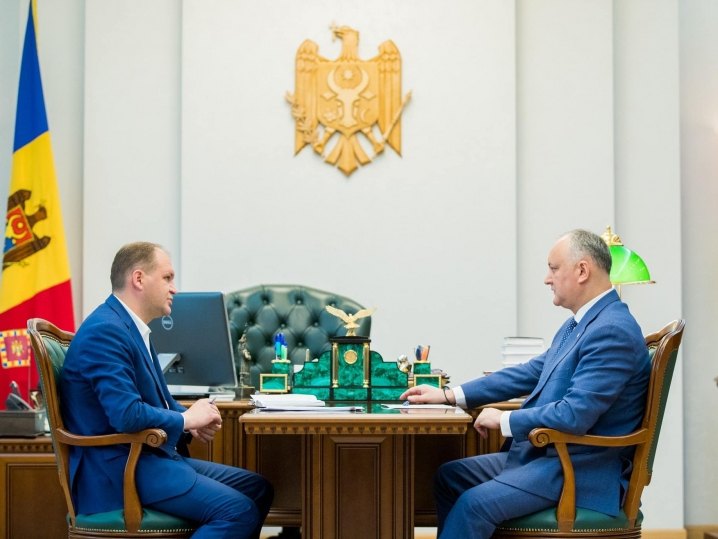 Президент Республіки Молдова Ігор Додон під час зустрічі з мером Кишинева Іоном Чебаном, квітень 2020 року.