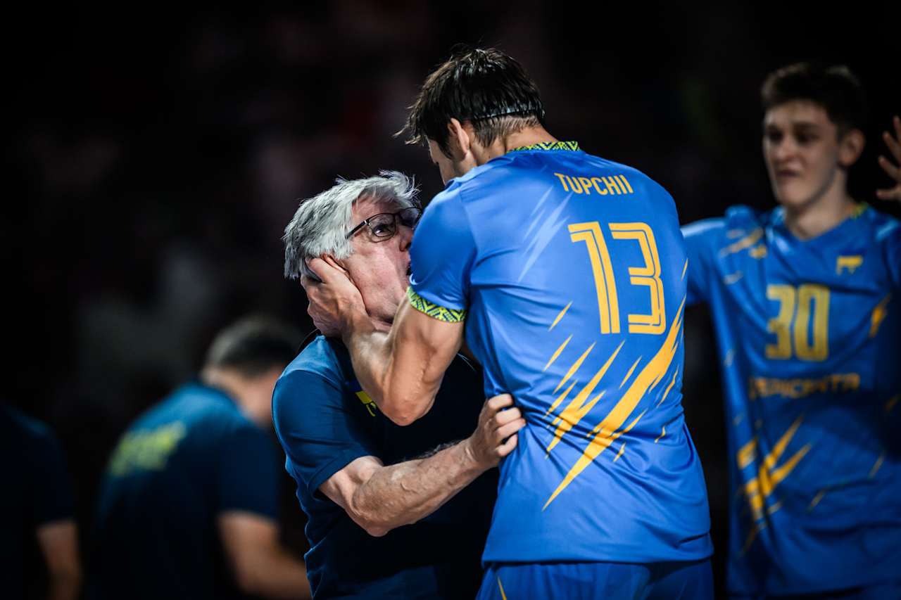 Василь Тупчій і Рауль Лосано святкують перемогу