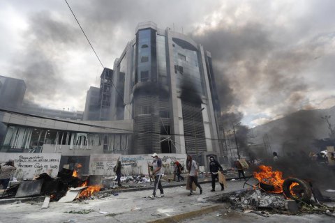 Протестувальники в Еквадорі захопили і підпалили урядову будівлю