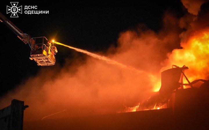 Ворог уночі атакував Одесу балістичними ракетами і влучив у "Нову пошту", 14 поранених  (оновлено)