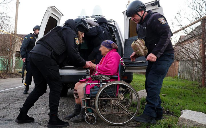 ОВА: у зоні активних бойових дій на Донеччині залишаються близько 20 тисяч цивільних