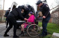 ОВА: у зоні активних бойових дій на Донеччині залишаються близько 20 тисяч цивільних