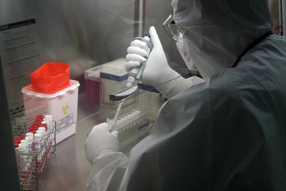 Исследования коронавируса в лаборатории в Кванджу, Южная Корея, 4 октября 2020 