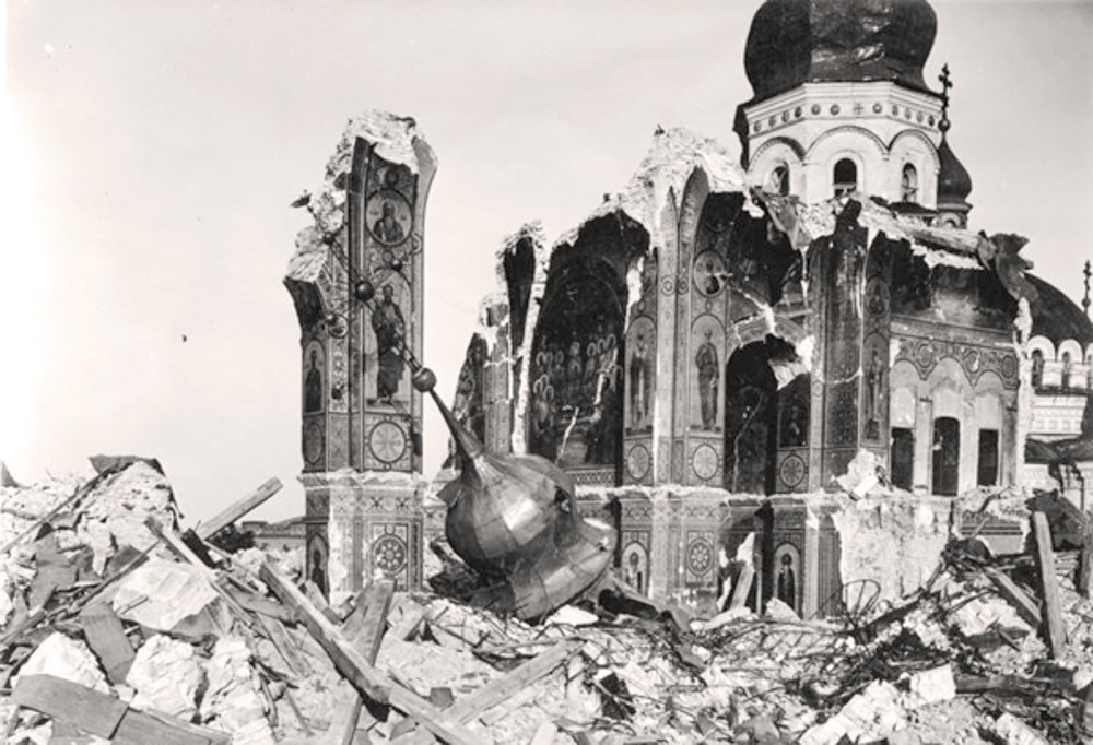 Від початку 1920-х років Київ перебував під владою більшовиків. Мине ще півтора-два десятки років, і комуністи
почнуть нищити духовну пам'ять та самобутність нашого народу. На фото – підірваний ними головний храм Києво-Печерського лаври – Успенський собор.