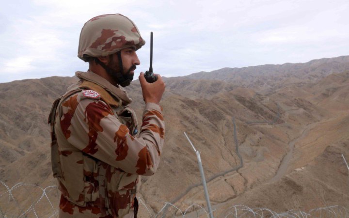 У Пакистані унаслідок теракту смертника загинули 16 військових, десятки людей поранені