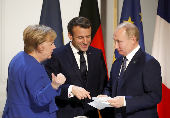 Канцлер Германии Ангела Меркель, президент Франции Эммануэль Макрон и президент России Владимир Путин после саммита в
нормандском формате в Париже, в 10 декабря 2019 г.