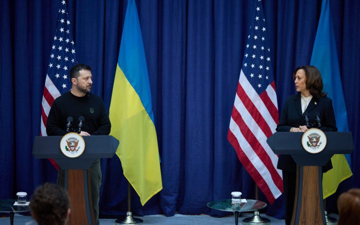 Зеленський обговорив із віцепрезиденткою США Камалою Гарріс у Мюнхені ситуацію в Україні