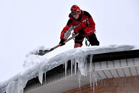 В Харькове погиб промышленный альпинист, который убирал снег с крыши
