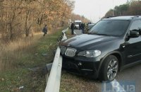 На Бориспольской трассе женщина на Hyundai отправила BMW Х5 в отбойник