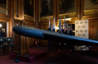 Очільник МЗС Польщі привіз до британського парламенту "шахед"