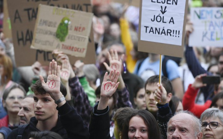 В Угорщині готуються до нового страйку освітян: уряд відмовляється підвищувати зарплати некваліфікованим працівникам шкіл
