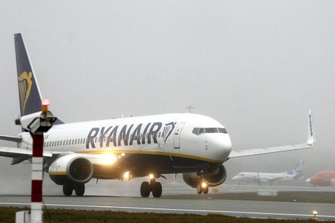 Пасажир новорічного рейсу Ryanair із Лондона в Малагу намагався "вийти" через аварійний вихід