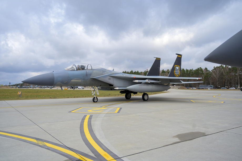 Винищувач армії США F-15 Eagle на базі тактичної авіації в Ласку, Польща, 22 лютого 2022 року.