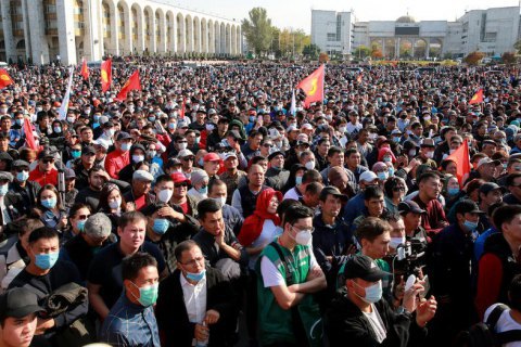 В столице Кыргызстана Бишкеке ввели чрезвычайное положение