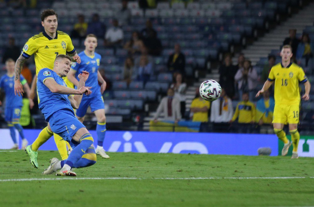 Артем Довбик забиває переможний гол у ворота збірної Швеції на Євро-2020.