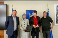 Аваков нагородив Осмаєва спецгодинником з рінгтоном про Путіна