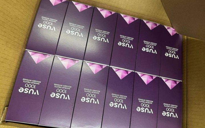 Митники затримали контрабанду електронних сигарет і IPhone-17 на 1 млн грн