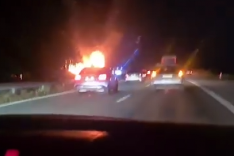 Туристический автобус сгорел в 20 км от Софии