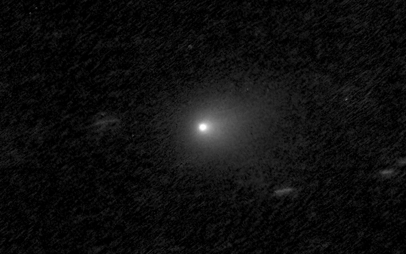 Міжзоряна комета <i>3I/ATLAS</i>, знята камерою <i>WFC3</i> космічного телескопа «Габбл» 21 липня 2025 року. Це зображення
створене шляхом об’єднання чотирьох знімків <i>WFC3</i>, зроблених 21 липня 2025 року, з використанням методу середнього по медіані. Такий підхід дозволив ізолювати <i>3I/ATLAS</i> від шумів
зображення, фонових зірок і космічних променів