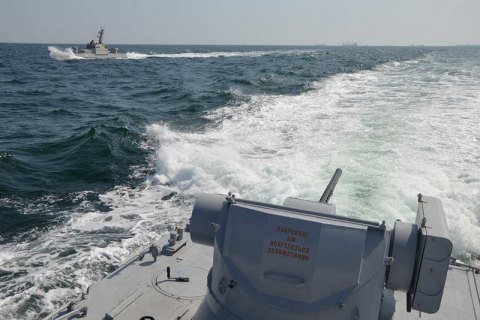 Украинские корабли начали отход из Керченского пролива, российские их преследуют