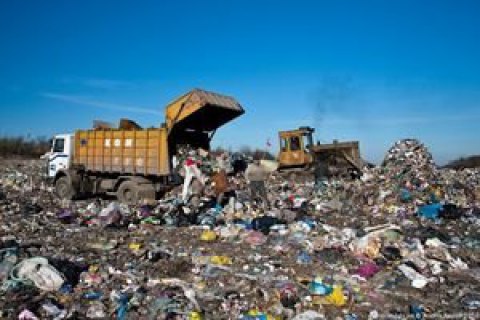 Львов признал критической ситуацию с вывозом мусора