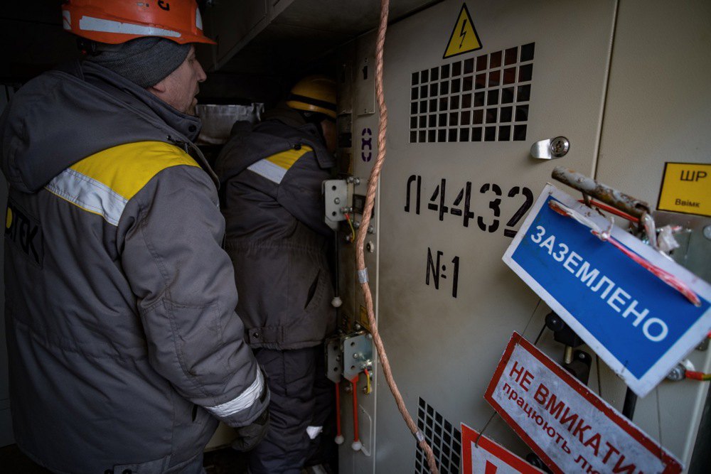  Працівники ДТЕК виконують ремонтні роботи на електричній підстанції в Києві, 21 січня 2026 р.