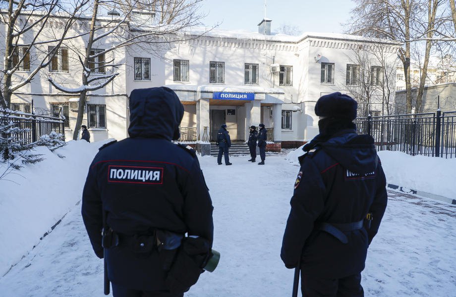 Полицейские патрулируют возле отделения, где проходит суд над Алексеем Навальным в Химках, 18 января 2021 г.