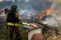 На Сумщині після ударів окупантів виникла масштабна пожежа в житловому секторі 