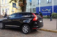 Скандальное авто немецкого посольства уличили в парковке на тротуаре