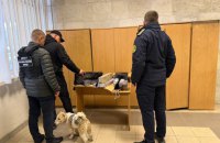 На кордоні з Угорщиною зупинили трьох жінок, які ховали під одягом 498 пачок сигарет 