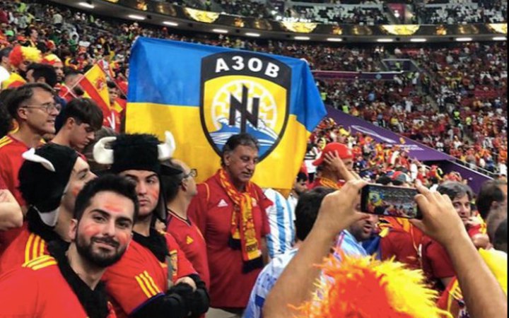 На Чемпіонаті світу-2022 у Катарі в іспанських уболівальників відібрали прапор "Азова"