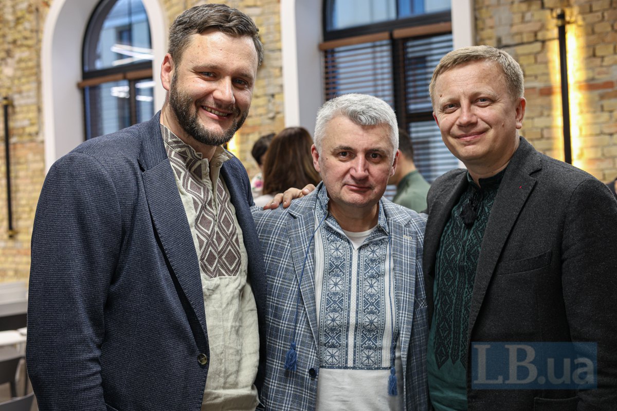 Зліва-направо: очільник НАЗК Віктор Павлущик , український військовий і журналіст Сергій Череватий і ректор Академії СБУ Андрій Черняк