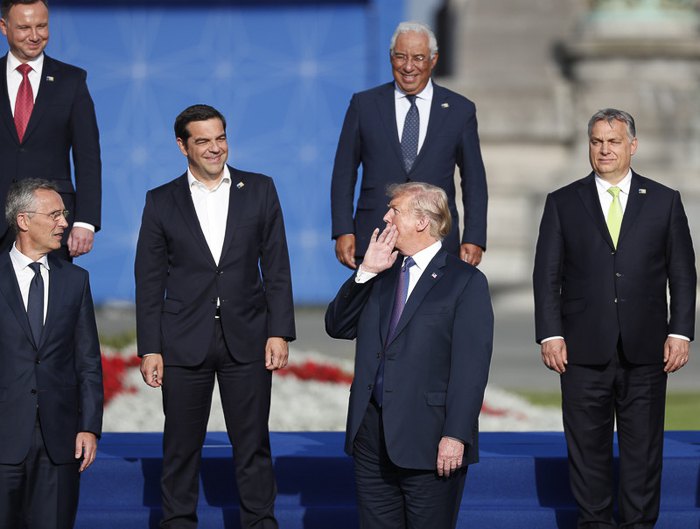 Лидеры стран-участниц саммита НАТО во время церемонии фотографирования