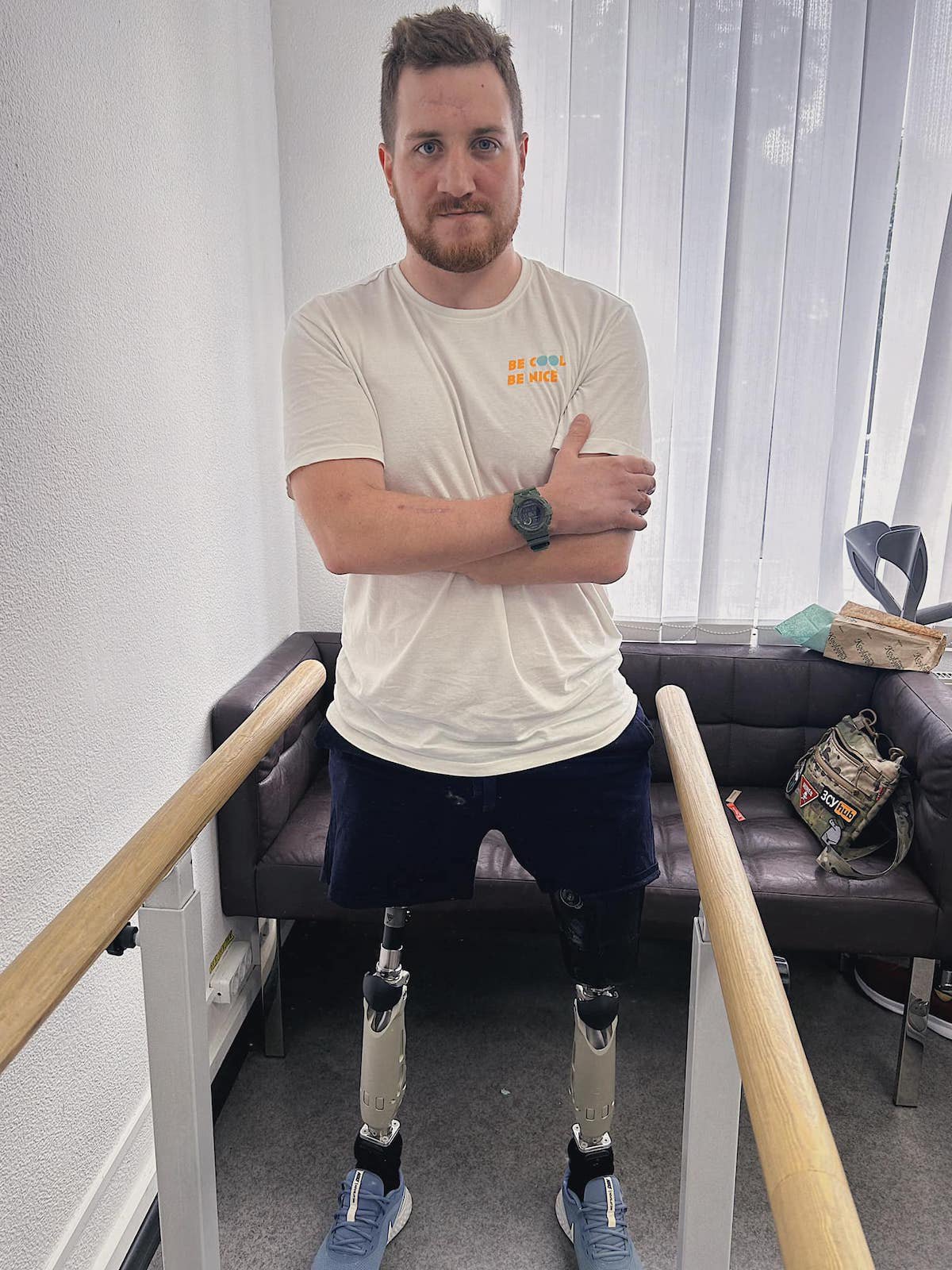 Олег став на постійні гідравлічні протези з колінними вузлами