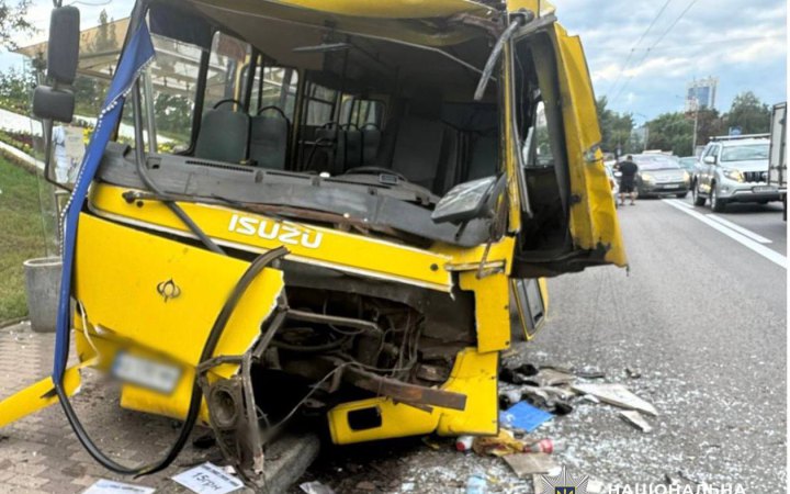 У Києві маршрутка зіштовхнулась з автобусом, є постраждалі