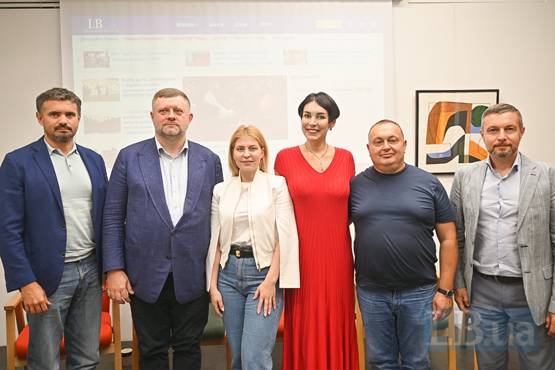 Group photo of speakers after the discussion