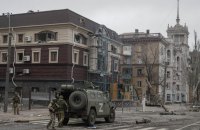 Тіла загиблих на вулицях, поховання в дворах і постійні обстріли: "Азов" показав відео з Маріуполя