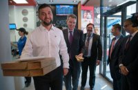 ​Посол США в Украине провел встречу с генеральным директором Domino's Pizza