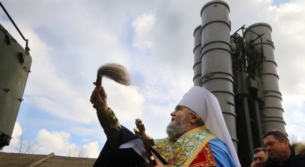 Священник РПЦ освячує російську військову техніку